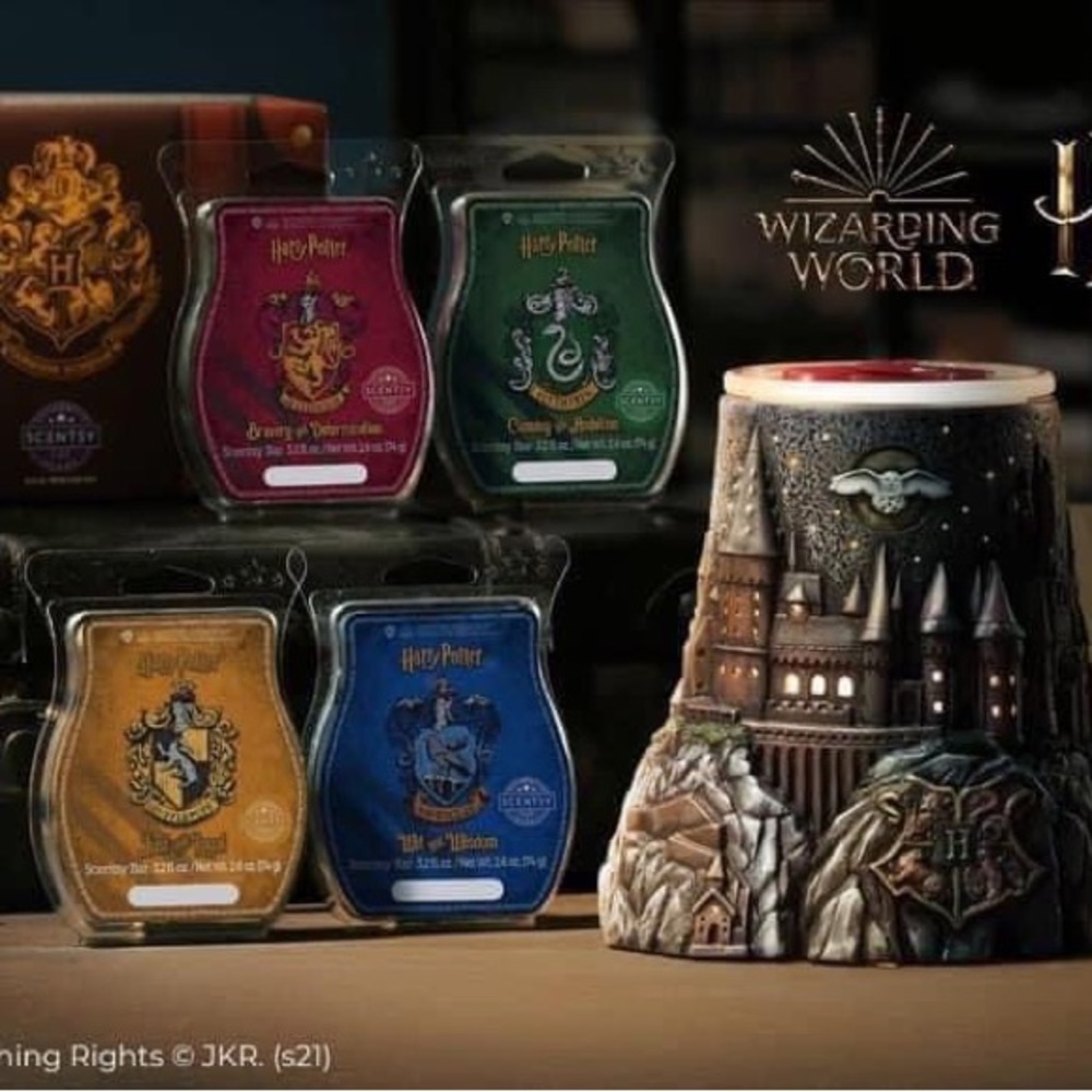 Harry Potter Hogwarts Scentsy warmer and Hogwarts Houses wax bundle